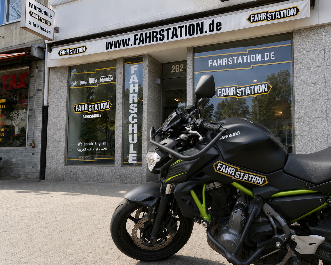 Fahrschulmotorrad der Fahrstation vor dem Ladenlokal an der Kölner Straße in Düsseldorf