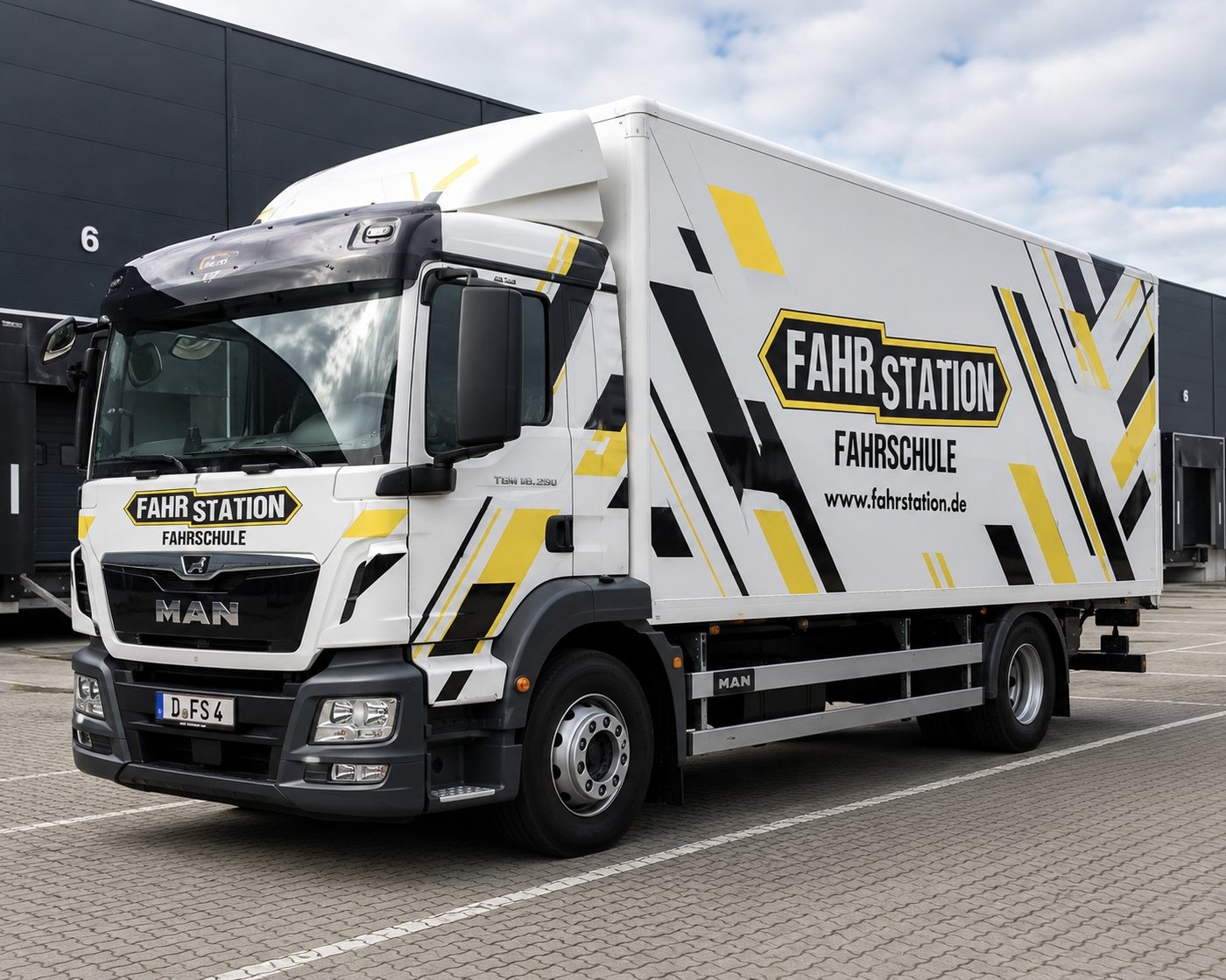 Fahrschul-LKW der Fahrstation vor dem Ladenlokal an der Kölner Straße in Düsseldorf