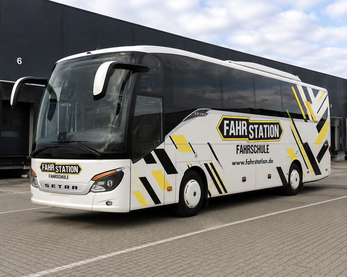 Fahrschulbus der Fahrstation vor dem Ladenlokal an der Kölner Straße in Düsseldorf
